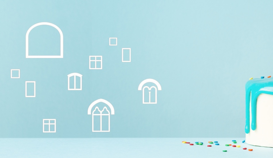 Una torta sullo sfondo del logo del Museo