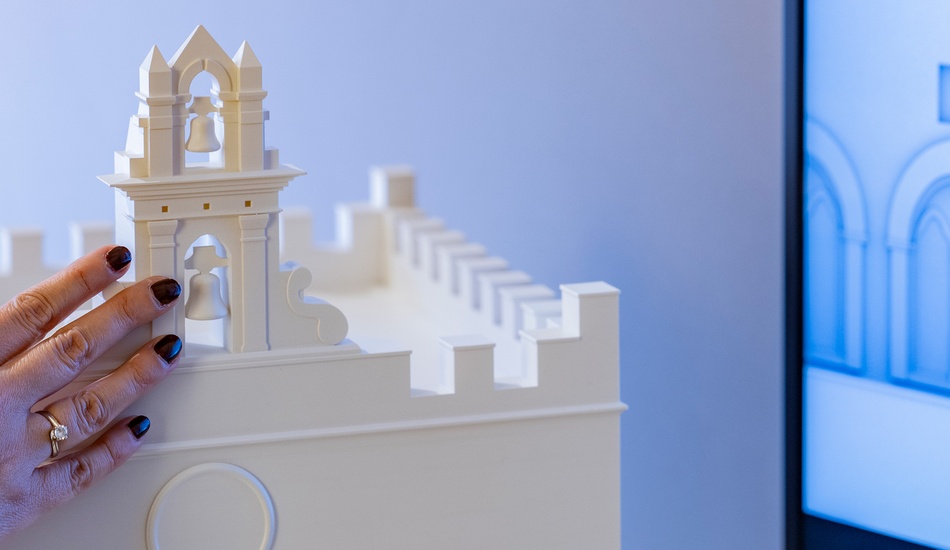 Una mano tocca il plastico interattivo