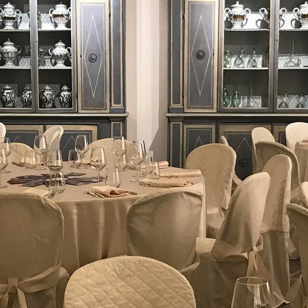 Tavoli apparecchiati in una sala del Museo